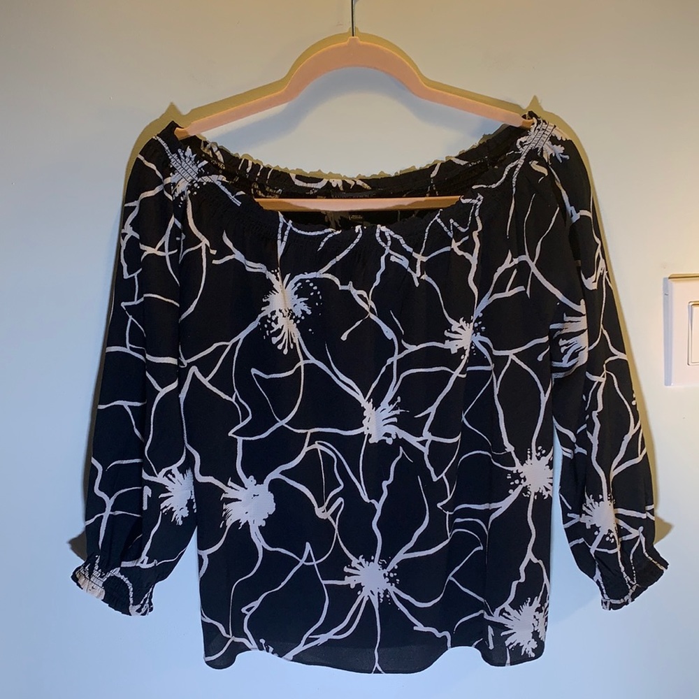 Banana Republic black/white off-shoulder blouse